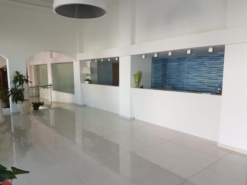 Melini Hotel Suites - image 11