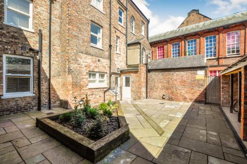 8 Blue Bridge- Elegant and Luxurious 1 Bedroom Apt- Free Parking - image 14