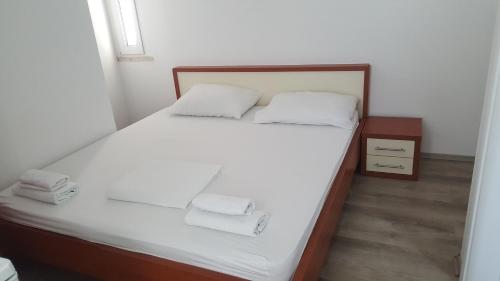 3 bedrooms, 4 beds