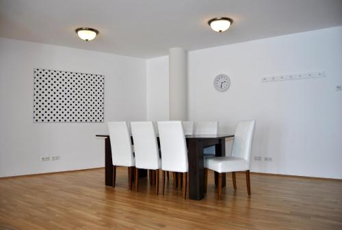 Executive Two-Bedroom Apartment - 124 (Nikolaistr.20)