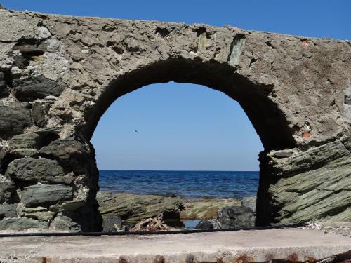 Vue sur mer et montagnes