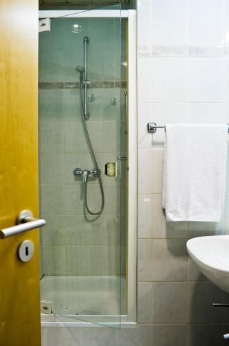 Bathroom, Kek Hold Hotel in Marcali