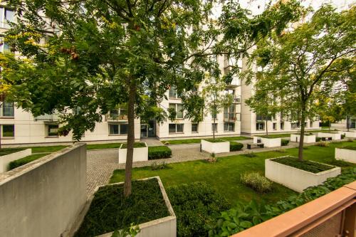 Spacious 130 m2 Apartment Near Center 2 Free Parking - image 3