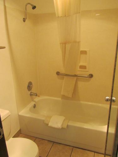 Oakridge Inn & Suites