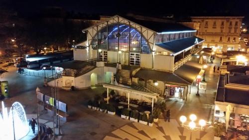 ห้องอาหาร, Collins Apartments Center in พูลา