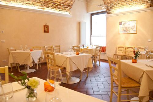 Restaurant, Osteria Senza Fretta Rooms for Rent in Cuneo