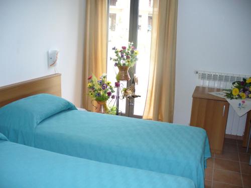 1 queen bed, 1 twin bed