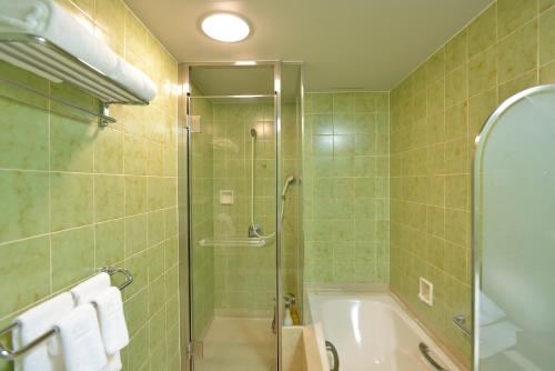 room detail thumbnail 2