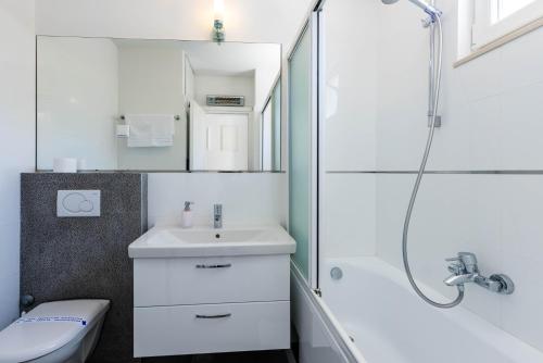 2 bedrooms, 3 beds