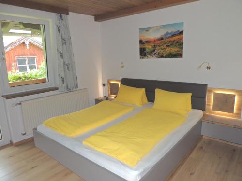 2 bedrooms, 3 beds
