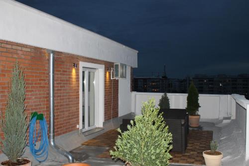 Arena Penthouse Apartments - image 3