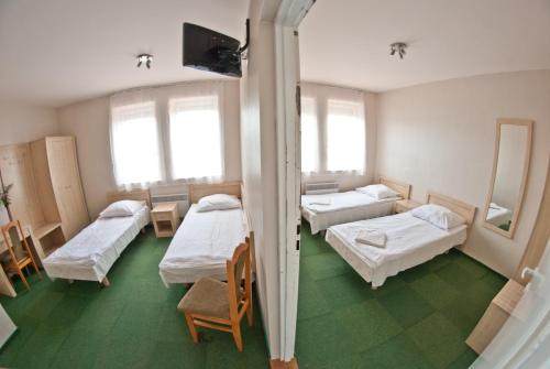 4 twin beds