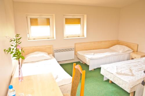 3 twin beds