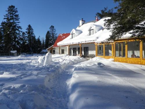 A szálláshely kívülről, Auberge La Seigneurie Valcartier in Saint-Gabriel-de-Valcartier (QC)