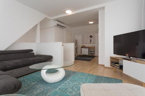 Mar Suite Apartments - Center - image 5