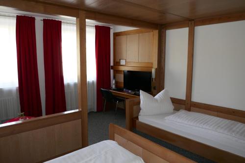 3 twin beds