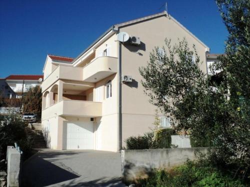 Apartments with a parking space Okrug Gornji Ciovo - 13562 Trogir
