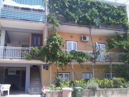 Apartments with a parking space Makarska - 13912