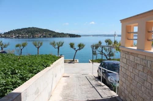 Apartments by the sea Kali Ugljan - 13865 