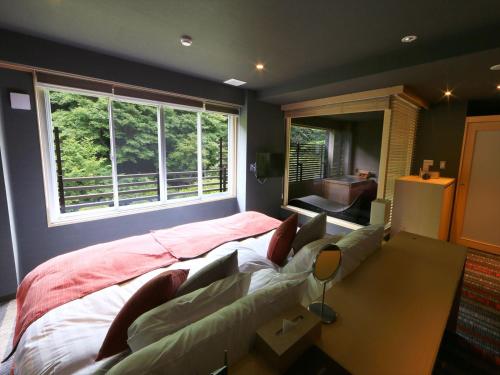room detail thumbnail 2