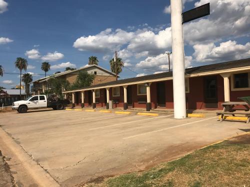 Village Inn Cotulla - 숙소 외관
