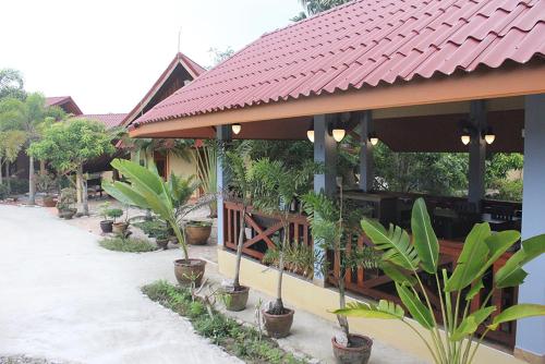 Rimlay Park Resort Rimlay Park Resort is a popular choice amongst travelers in Phatthalung, whether exploring or just passing through. The property offers a wide range of amenities and perks to ensure you have a great t