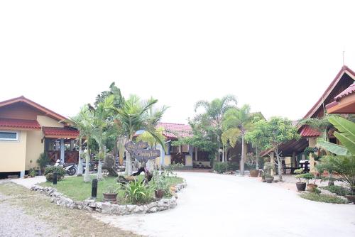 Rimlay Park Resort Rimlay Park Resort is a popular choice amongst travelers in Phatthalung, whether exploring or just passing through. The property offers a wide range of amenities and perks to ensure you have a great t