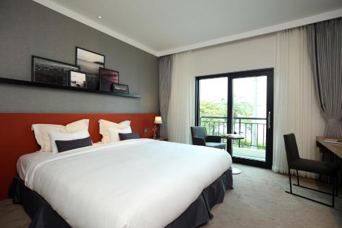 The Suites Hotel Jeju Room Type - Deluxe Double Room