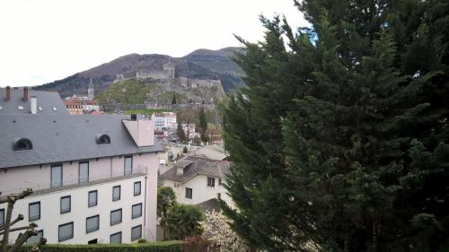 Apartment with Mountain View