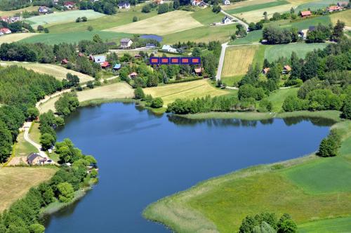 Dom z widokiem na jezioro i domek nad jeziorem - Łapalice