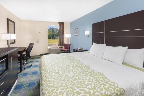 Days Inn by Wyndham Newberry South Carolina - image 3