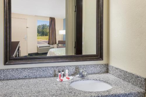 Days Inn by Wyndham Newberry South Carolina - image 6