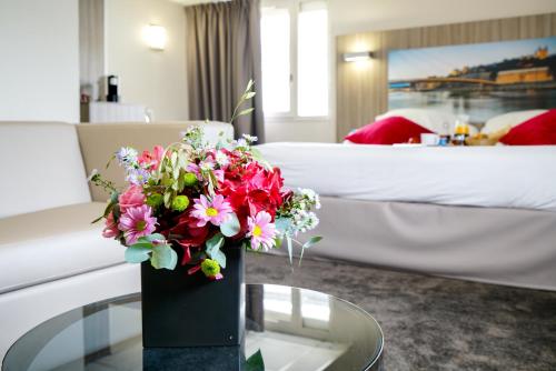 Junior King Suite with Sofa Bed