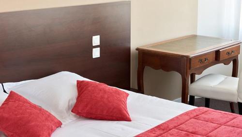 Le grand cerf Le grand cerf is perfectly located for both business and leisure guests in Ernee. The property offers a high standard of service and amenities to suit the individual needs of all travelers. Service-mi