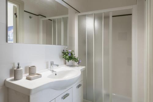 Suite della villa - image 11