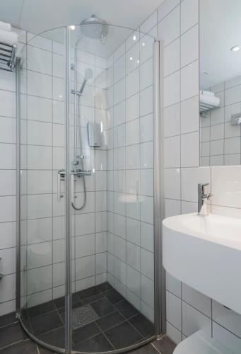 Standard Queen Room image 8