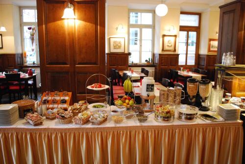 Étterem, Hotel Goldener Falke near Heiliggeistkirche