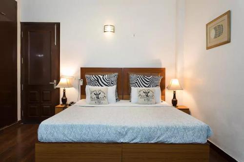 Deluxe Double Room image 6