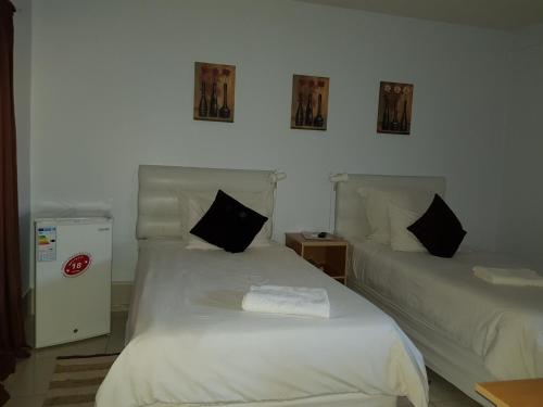 2 twin beds