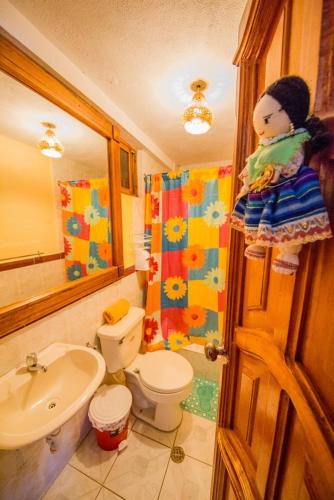 a bathroom with a toilet, sink, and bathtub, Hotel Donde Ivan in Banos