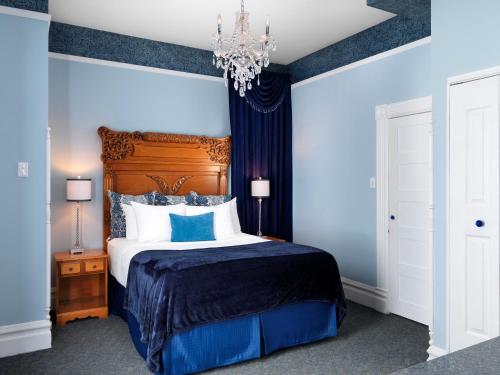 One-Bedroom Queen Suite