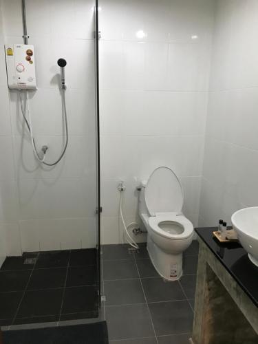 Bathroom, De Nan Hotel in Nai Wiang