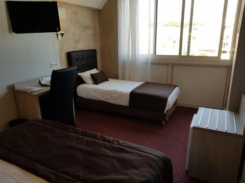 1 queen bed, 1 twin bed
