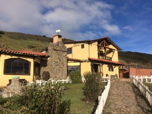 Exterior view, Samay Kirutoa Lodge in Quilotoa