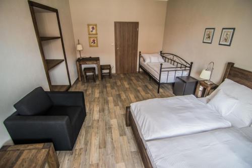 1 king bed, 1 twin bed