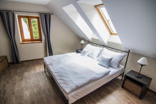1 king bed, 1 sofa bed