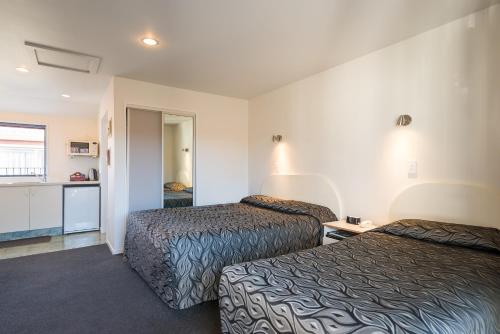 1 queen bed, 1 twin bed