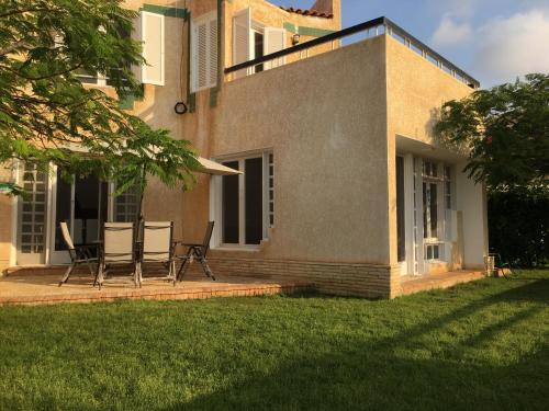 ระเบียง/ชานเรือน, Virginia Beach Standalone Villa in เอล อลาเมียน