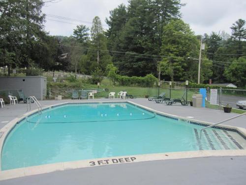 Howard Johnson by Wyndham Lake George - main image