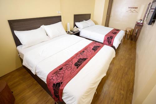 Quadruple Room with Private Bathroom image 4